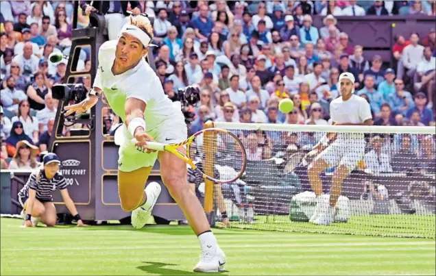  ?? ?? Rafa Nadal corre para devolver de espaldas un envío de Francisco Cerúndolo en su partido de primera ronda, ayer en la pista central de Wimbledon.