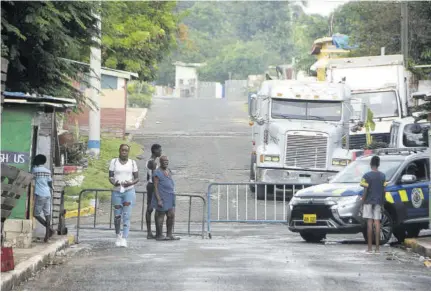  ?? (Photo: Karl Mclarty) ?? Barricades set up on First Street in Trench Town, Kingston, where a curfew is in effect in light of recent shootings and killings in the area.