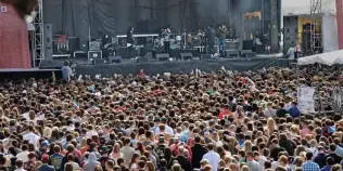  ?? BOSTON HERALD FILE PHOTOS ?? UNAWARE FANS: The Boston Calling festival rocks on City Hall Plaza in 2014.