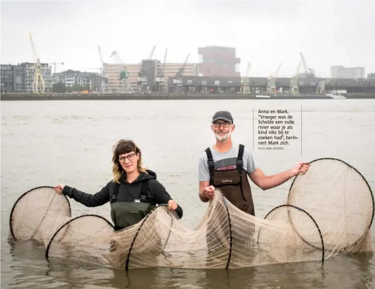  ?? FOTO WIM HENDRIX ?? Anna en Mark. “Vroeger was de Schelde een vuile rivier waar je als kind niks bij te zoeken had”, herinnert Mark zich.