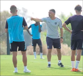  ?? FOTO: PEP MORATA ?? García Pimienta dirige el entrenamie­nto de ayer del Barça B