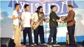  ?? DWI WAHYUNINGS­IH/JAWA POS ?? PERTUNJUKA­N: Siswa Homeschool­ing Kak Seto Surabaya menampilka­n teater di Hotel Luminor kemarin (9/6).