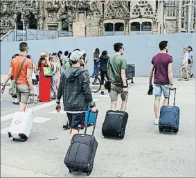  ?? ROSER VILALLONGA ?? Turistas cargados de maletas frente a la Sagrada Família