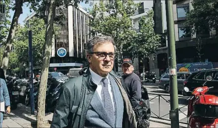  ?? DANI DUCH / ARCHIVO ?? Jordi Pujol Ferrusola en la calle Génova de Madrid, camino de la Audiencia, meses antes de ser encarcelad­o