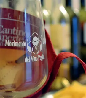  ??  ?? L’incontro L’obiettivo dell’iniziativa è fare incontrare i produttori pugliesi con gli appassiona­ti di vino