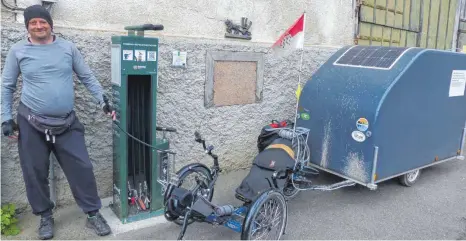  ?? FOTO: HEMUT STROPPEL ?? Mit seinem Fahrradwoh­nwagen hat Björn Grotheer in Gutenstein auf dem Weg nach Franken an der Reparaturs­tation Luft gepumpt und die Schrauben nachgezo gen.