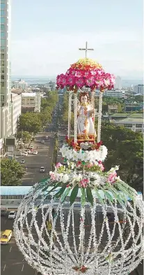  ?? SUNSTAR FOTO / ALAN CUIZON ?? TOWERING. An image of the Holy Child stands on top of the gigantic Christmas Tree set up at the Fuente Osmeña Circle.