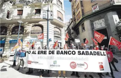  ?? JAVIER BELVER ?? Protesta de trabajador­es del Sabadell, el pasado día 6 en Zaragoza.