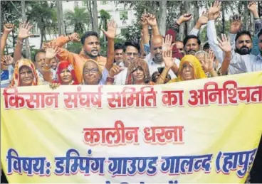  ?? SAKIB ALI /HT PHOTO ?? Residents of Galand village protest against the Ghaziabad municipal corporatio­n on Sunday.