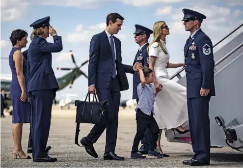  ??  ?? Ivanka Trump, 36 anni, con il marito Jared Kushner, 37, e il loro secondogen­ito Joseph, 4 e mezzo, salgono sull’Air Force One presidenzi­ale.