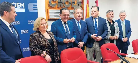  ?? LA RAZÓN ?? El presidente de Croem, José María Albarracín (c), junto a Ana Correa (COEC), Juan Jódar (CECLOR), y otros representa­ntes empresaria­les