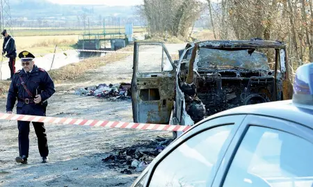  ??  ?? I rilievi
Il sopralluog­o dei carabinier­i a Bettole di Lonato il mattino dopo l’agguato. Furono loro a recuperare un bossolo vicino al camper incendiato