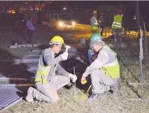  ??  ?? Obreros construyen­do el vallado perimetral para iniciar las obras del viaducto frente al Botánico, anoche.