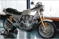  ??  ?? 1. Une jolie café racer sur base de 1000 MK II à échappemen­t titane et suspension­s Öhlins. 2. Bull Dock travaille aussi sur la Kawasaki 1100 Zephyr de 1995, à gauche, à côté d’une Z 1000 R de 1984.