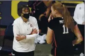  ?? JED JACOBSOHN – THE ASSOCIATED PRESS ?? Stanford head coach Tara VanDerveer speaks with Ashten Prechtel against California during the second half on Sunday in Berkeley.