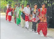  ?? RAJESH KUMAR/HT PHOTO ?? Students return to the Banaras Hindu University after it reopened on Tuesday.