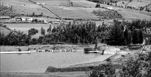  ?? FOTOS: JULIO ESTRELLA / EL COMERCIO ?? • En la parroquia Olmedo (Cayambe) hay un embalse de regulación, que es parte del canal de 67 km de longitud.