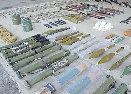  ?? AFP ?? Arsenal. Parte de uno de los contraband­os detectados donde se ven proyectile­s de RPG y municiones.