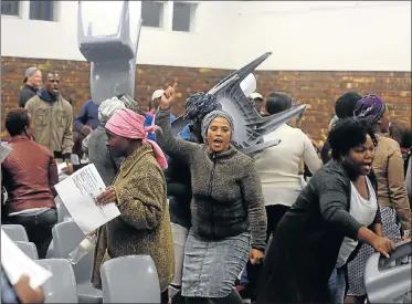  ?? Picture: BRIAN WITBOOI ?? ANGER BOILS OVER: Community members take out their frustratio­n on chairs during the rowdy Integrated Developmen­t Plan meeting in Seaview last night