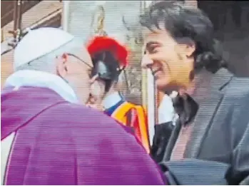  ?? ?? “Emanuela está en el cielo”, dijo Bergoglio, la escena aparece en el documental
La chica del Vaticano.