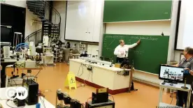  ??  ?? Онлайн-лекция по физике в Галле-Виттенберг­ском университе­те