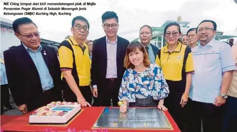  ??  ?? NIE Ching (empat dari kiri) menandatan­gani plak di Majlis Perasmian Pagar Alumni di Sekolah Menengah Jenis Kebangsaan (SMJK) Kuching High, Kuching.