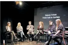  ?? FOTO: SEBASTIAN DINGLER ?? Die beiden Moderatori­nnen Franziska Weber (links) und Annika Jonsson (rechts) diskutiert­en mit den Musikschaf­fenden (von links) Petra Williams, Simon Triem, Chiara Stella Renata und Tim Schoon.