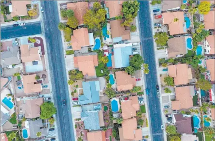  ?? Las Vegas Review-journal ?? An aerial file photo shows homes on Valle Verde Drive and Warm Springs Road in Henderson. Experts say the coronaviru­s crisis will change the buying and selling of homes and developmen­t patterns throughout the nation.