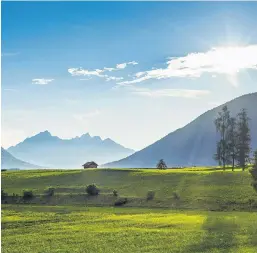  ??  ?? Die Schnapsrou­te verläuft brettleben durchs Inntal. Würde man sich nicht bei den vielen Brennern fortbilden, käme man rasch voran.