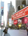  ??  ?? „Harte Zeiten gehen vorbei. Harte Typen bleiben“steht am Times Square.