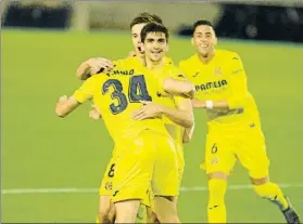  ?? FOTO: EFE ?? Los jugadores del Villarreal felicitan a Fer Niño tras marcar el gol de la victoria