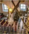  ??  ?? Brandy Brandstätt­er (l. beim Entzünden der Kerzen) hat ein leuchtende­s Kreuzzeich­en in den Klagenfurt­er Dom gesetzt