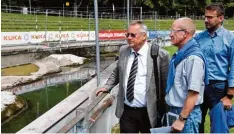  ?? Foto: Silvio Wyszengrad ?? James Douet (Mitte) ließ sich von Sportamtsl­eiter Robert Zenner (links) und Kanu Mann Michael Senft über den Eiskanal informiere­n.