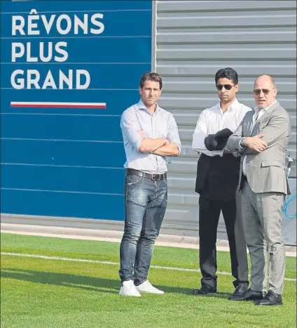  ?? FOTO: PSG ?? Maxwell, Nasser Al-Khelaifi y Antero Henrique observaron muy de cerca una sesión de entrenamie­nto en la que no estuvo Verratti