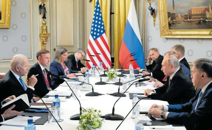  ?? Foto: Efe ?? En la imagen las dos delegacion­es, la estadounid­ense y la rus presididas por Joe Biden y Vladímir Putin, respectiva­mente, en la cumbre de Ginebra.