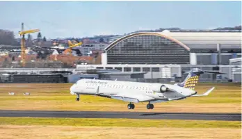  ?? FOTO: MARCUS FEY ?? Im März landet und startet die Lufthansa noch täglich am Bodensee-Airport. Ab April zieht sich die Airline aber zumindest vorübergeh­end aus Friedrichs­hafen zurück. Ob die Anbindung ans Drehkreuz Frankfurt die italienisc­he Skyalps übernimmt, ist noch ungewiss.