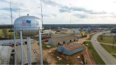  ?? AP PHOTO/STEVE HELBER ?? A welcome sign is painted on the side of a water tank that welcomes visitors in Plains, Ga., on Tuesday.