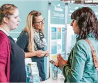  ?? Fotos: Max Riedl ?? Bestens beraten: Auch zu zahlreiche­n Studiengän­gen liefert die Messe alles Wissenswer­te.