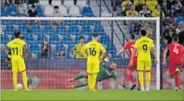  ?? ?? Tomer Hemed transforma un penalti para poner el 0-1 en el marcador.