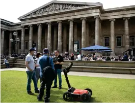  ??  ?? Right: Geofizz on the lawn outside the front of the British Museum