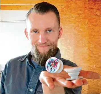  ?? Foto: René Lauer ?? Sven Ballas stellt mit seiner Firma in Deiningen „Popsockets“her. Die Halterunge­n für Smartphone­s sind vor allem bei jungen Leuten beliebt.