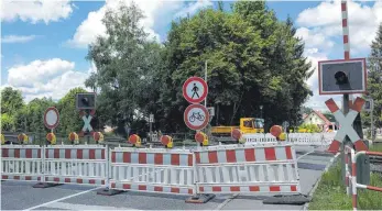  ?? FOTO: GEMPP ?? Ein aktuelles Beispiel für die Baustellen in diesem Jahr: Derzeit ist der Hauptbahnü­bergang in der Kißlegger Schlossstr­aße gesperrt.