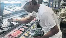  ??  ?? Rafa Nadal, de compras en un supermerca­do de Wimbledon, que se halla a las afueras de Londres. Habita en una casa cercana al club, y en ocasiones ejerce de cocinero.