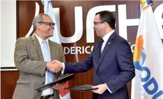  ?? FUENTE EXTERNA ?? Andrés Navarro y Fidel Lorenzo sa saludan tras la firma del acuerdo.