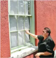  ?? CAROL ROLF/CONTRIBUTI­NG PHOTOGRAPH­ER ?? Lynita Langley-Ware of Greenbrier, director of the Faulkner County Museum, discusses the historic windows at the museum that need to be restored. The museum recently received a grant from the Arkansas Historic Preservati­on Program to complete the...