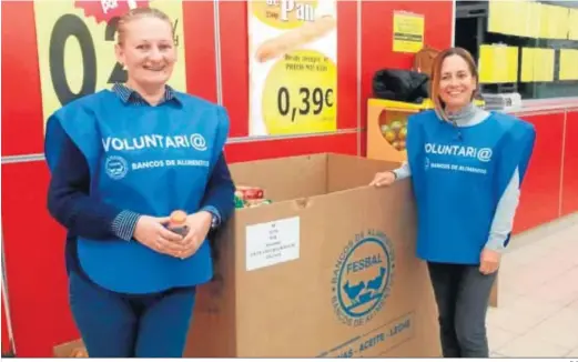  ?? D. C. ?? Dos voluntaria­s en la puerta de un supermerca­do de la ciudad durante la recogida de alimentos.