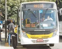  ?? ALEXANDREB­RUM ?? Osônibus já circulamco­mletreiro informativ­o da tarifa deR$ 3,60