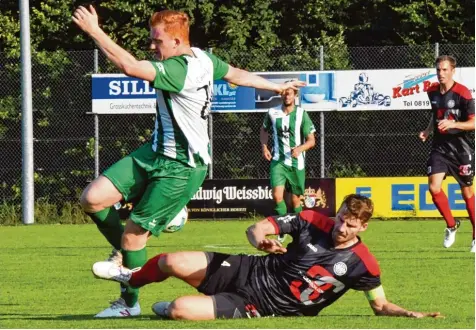  ?? Foto: Brugger ?? Vom jetzigen Landsberge­r Kapitän und früherem Gundelfing­er David Anzenhofer (am Boden) wurde FCG Stürmer Johannes Hauf auf dem Weg zum Tor konsequent gestoppt. Eine Konsequenz, die auf der Gegenseite nicht zu sehen war.