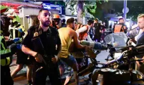  ?? ?? Aftermath: Dizengoff Street on Thursday night