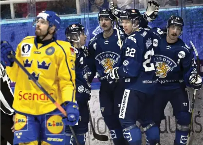  ?? FOTO: VESA MOILANEN/LEHTIKUVA ?? ■ Lejonen drog det längre strået i säsongens första rivalmatch mot Tre Kronor.